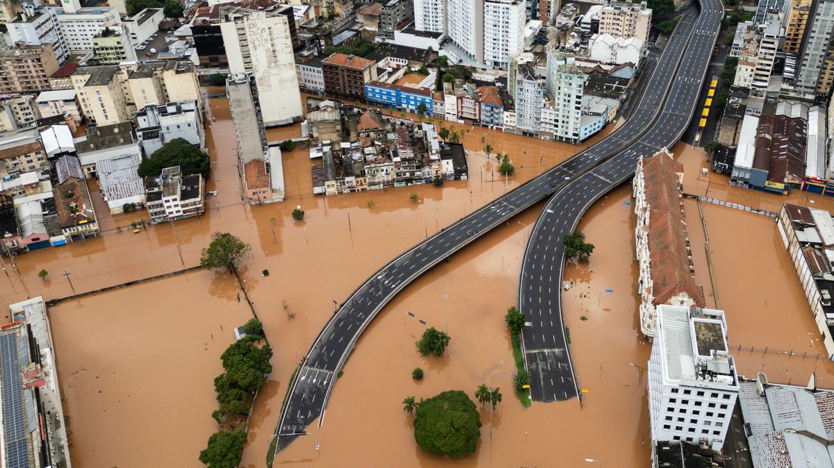 Foto: Jih Brazílie zalila voda. Ulice milionového města proměnila v řeky